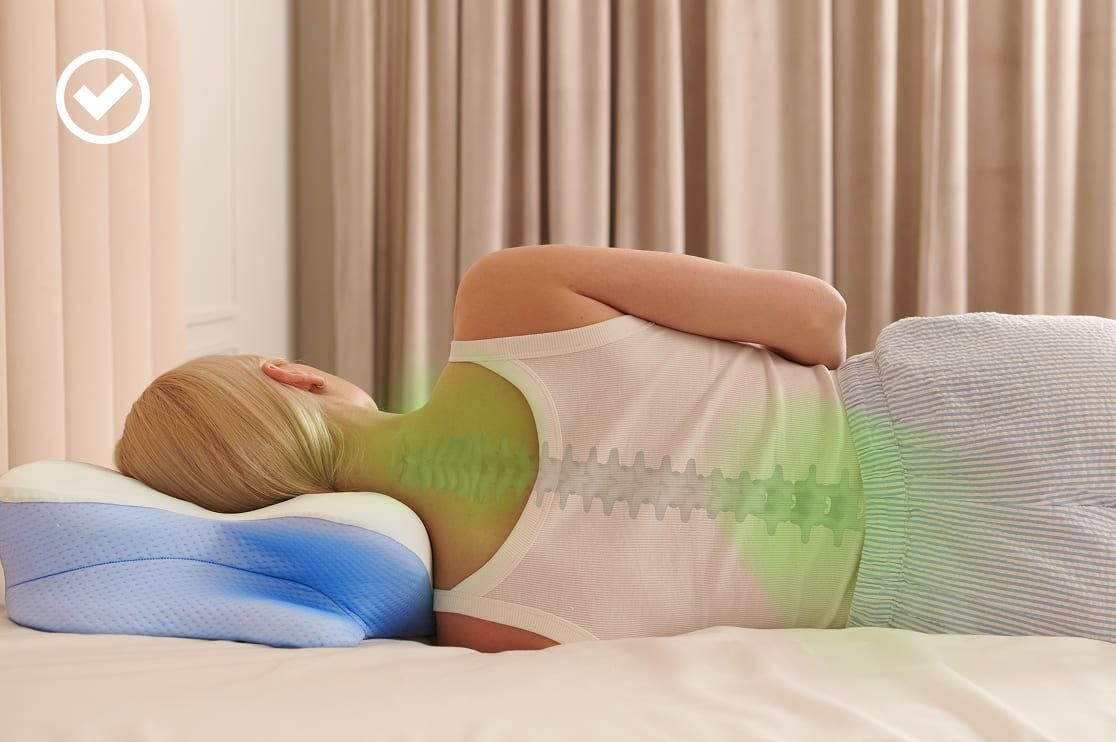 Illustrative posture graphic: a side sleeper using a contour pillow with a green spine-alignment overlay and a checkmark icon